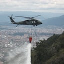 Los cerros arden / Aficionado
Durante el incendio del Cerro El Cable, en octubre del año pasado, los helicópteros de la Fuerza Aérea intentaron apagarlo tirando agua desde las alturas. Logré la foto porque trabajaba para una entidad distrital y casualmente estaba asignado para coordinar algunas acciones en ese lugar.