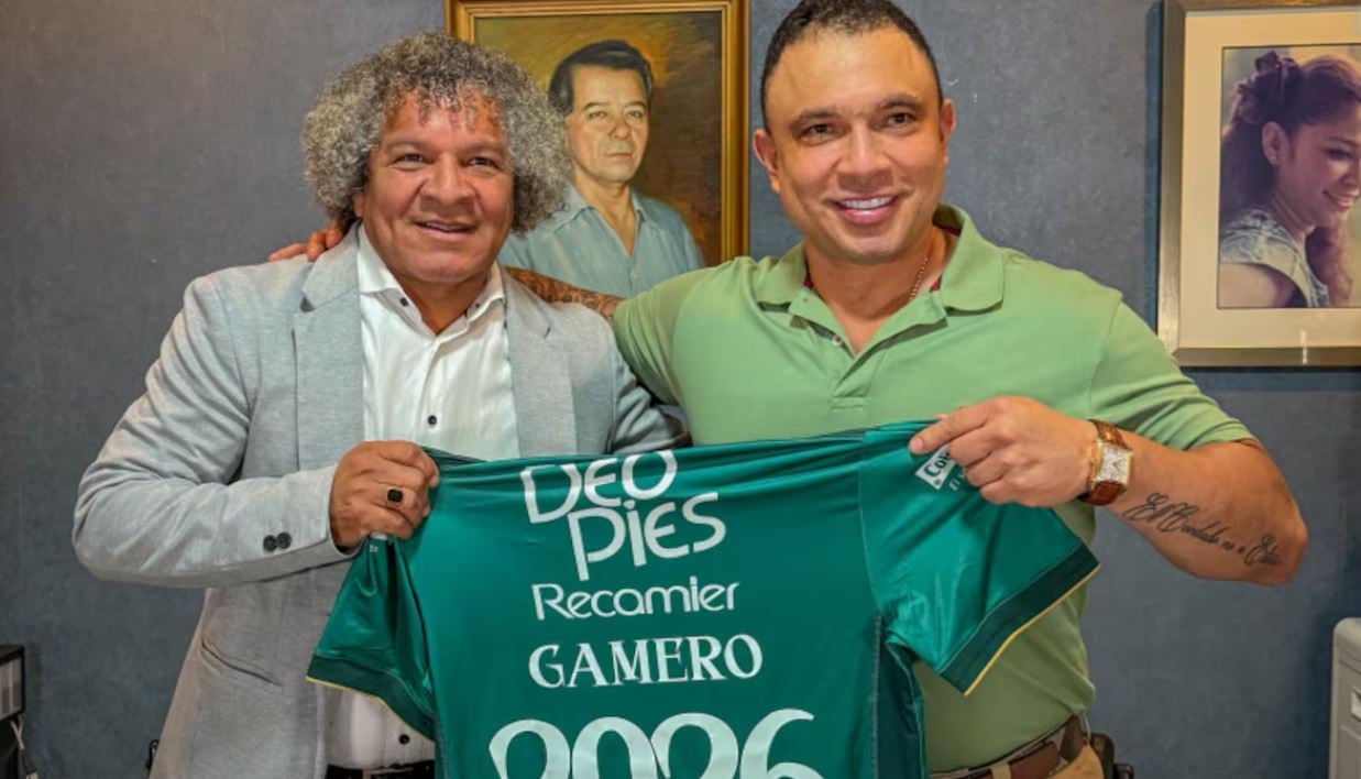 Alberto Gamero y el presidente del Deportivo Cali, Humberto Arias, después de la firma del contrato del técnico.