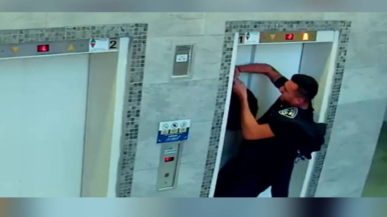La oportuna acción del policía evitó que el perro sufriera serias lesiones, e incluso la muerte.