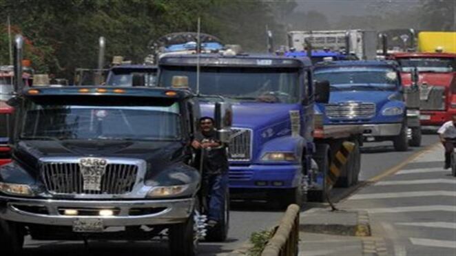 Más de 160.000 vehículos de carga están inmovilizados hace ya varios días durante una huelga nacional indefinida convocada por la Asociación Colombiana de Camioneros (ACC) para exigir al Gobierno que mantenga la regulación de fletes del sector.