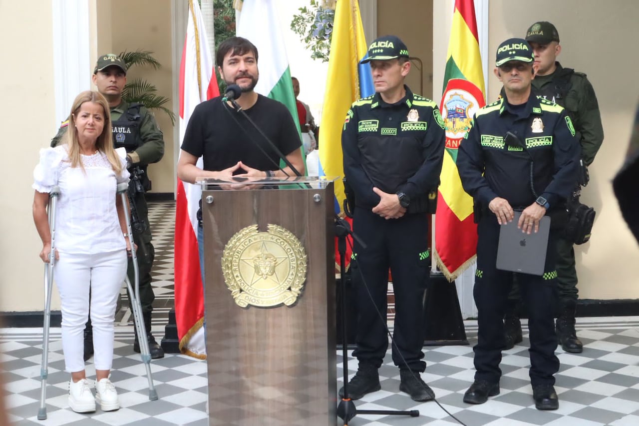 Jaime Pumarejo, alcalde de Barraquilla, A su izquierda, Elsa Noguera gobernadora del Atlántico; y a su derecha, Henry Sanabria, director de la Policía Nacional.