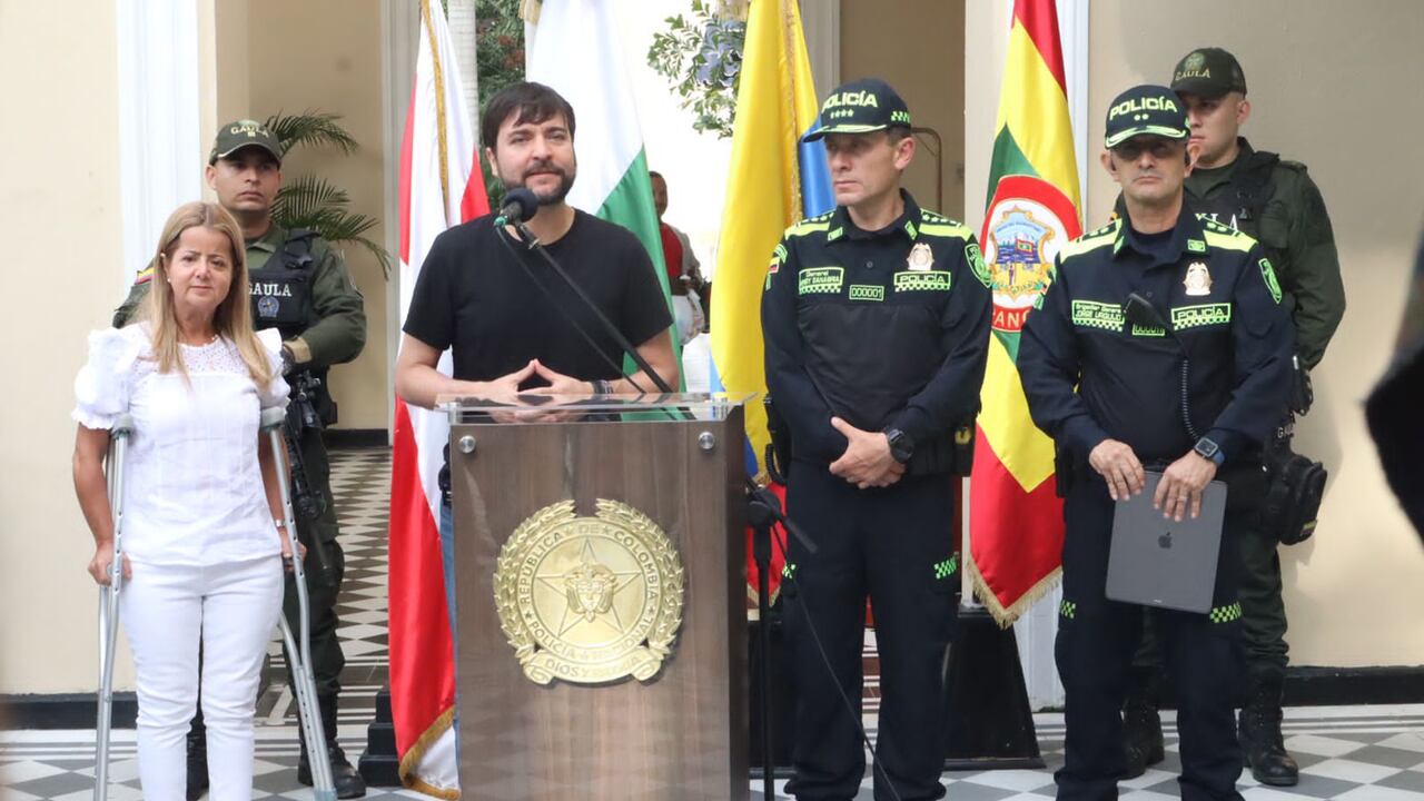 Jaime Pumarejo, alcalde de Barraquilla, A su izquierda, Elsa Noguera gobernadora del Atlántico; y a su derecha, Henry Sanabria, director de la Policía Nacional.