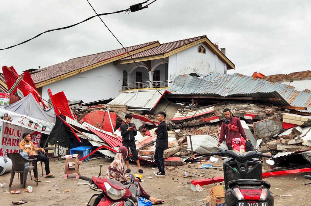 ¡En ruinas! Así quedaron calles de Indonesia tras terremoto de magnitud 6,2