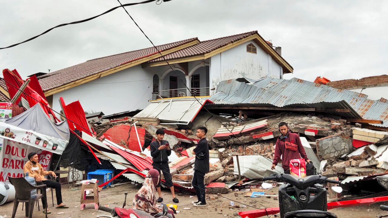 ¡En ruinas! Así quedaron calles de Indonesia tras terremoto de magnitud 6,2