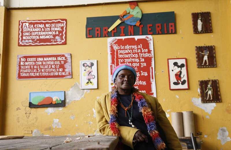 María Limenia Cortez Angulo es de Tumaco y vive en Bogotá hace 30 años, vivía al lado de la carrilera cerca de Paloquemao y un día llegó la policía y le quemó su rancho, le prometieron reubicación pero nunca llegó, ese día perdió sus 5 gatos y un perro, lleva 5 años en este hogar de paso del distrito.