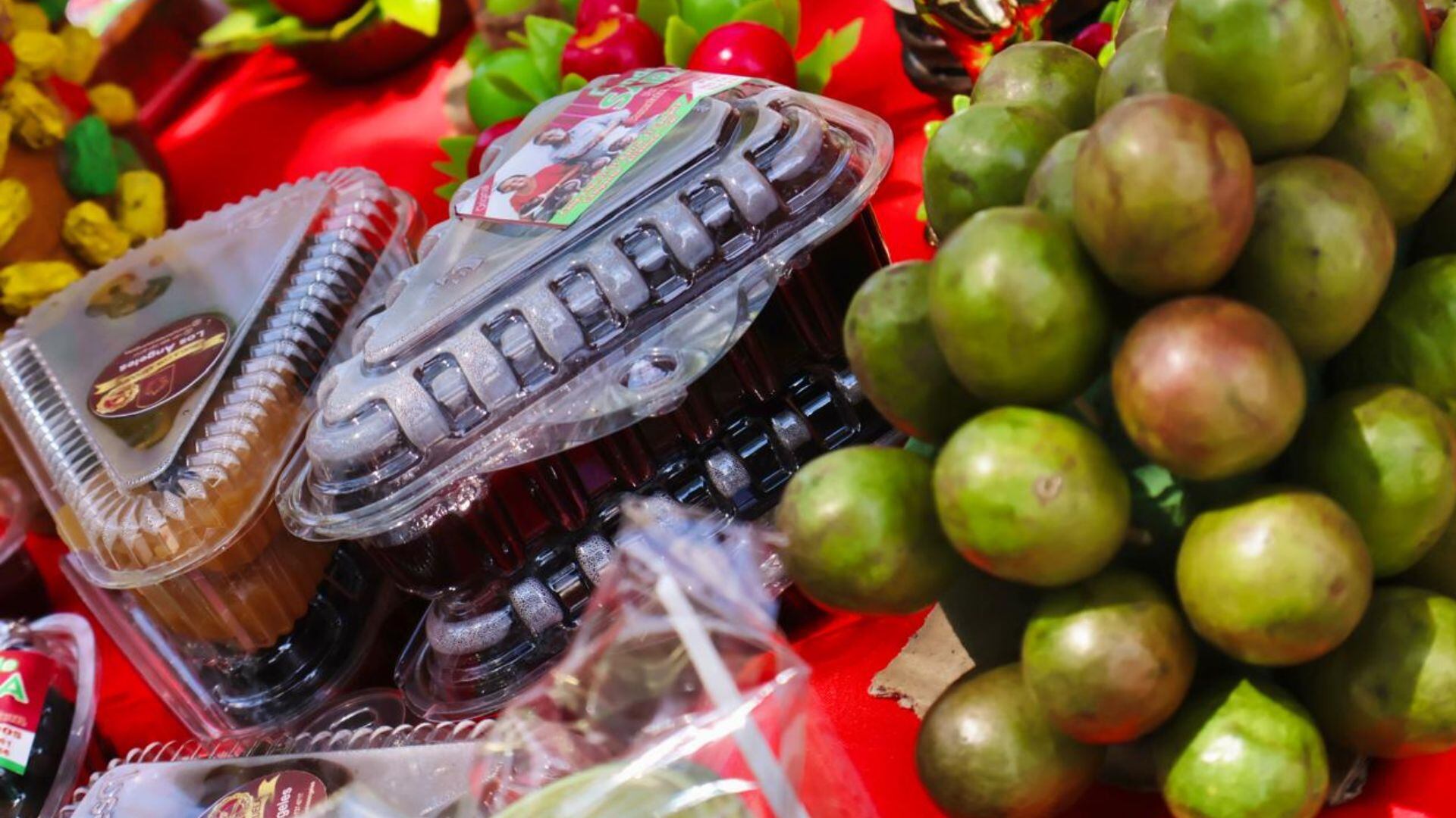 Productores y emprendedores locales exhiben dulces y derivados de la ciruela durante el Festival en Campeche, una tradición que impulsa la economía y resalta la identidad cultural del Atlántico.