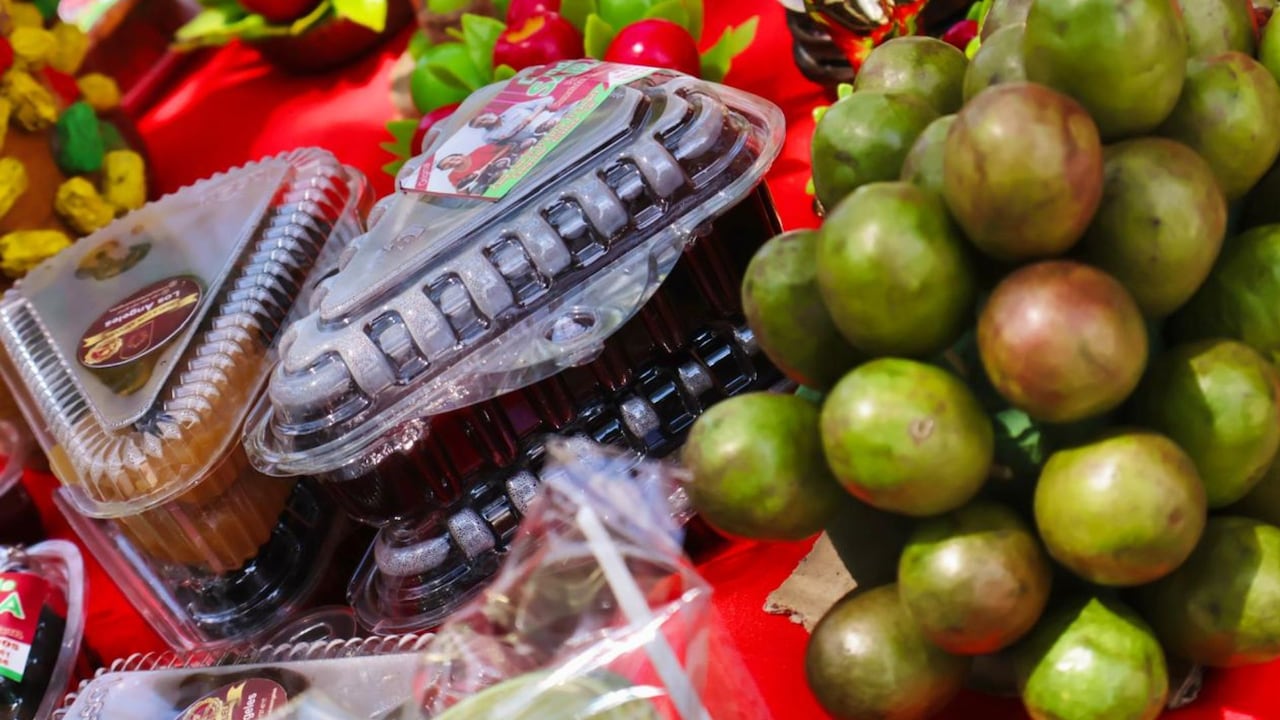 Productores y emprendedores locales exhiben dulces y derivados de la ciruela durante el Festival en Campeche, una tradición que impulsa la economía y resalta la identidad cultural del Atlántico.