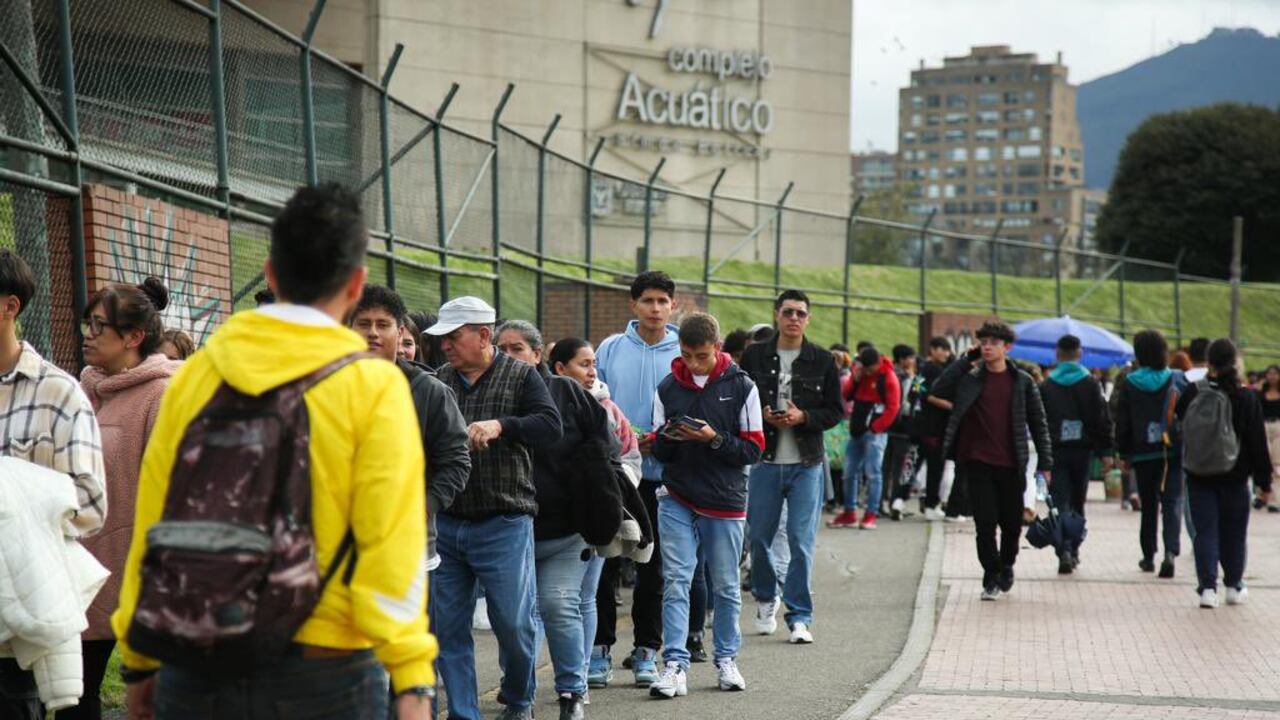 Filas inscripción jóvenes a la U de Bogotá