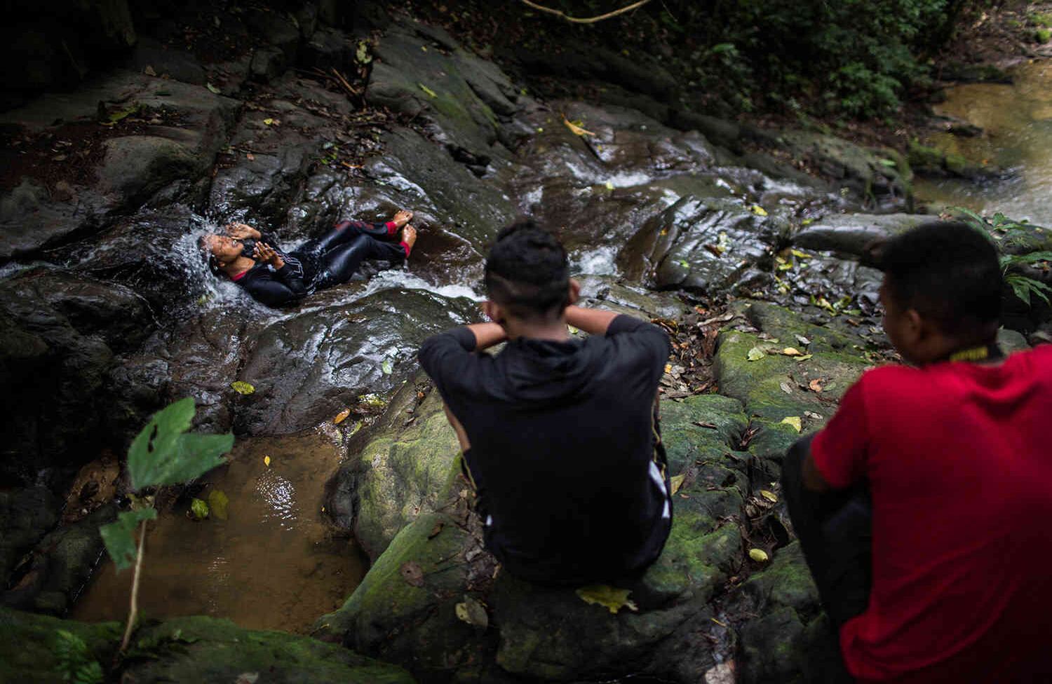 Jocabeth Elmer y Wilmer, toman un descanso en una quebrada cercana a la vereda de Saltones, de donde Seguirán su camino para conversar con las comunidades y con los jóvenes de las veredas pertenecientes al grupo. Mauricio Morales.