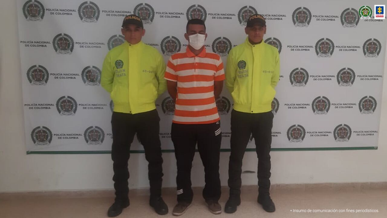 El hombre habría intentado asfixiar a su excompañera sentimental. Luego, la atacó con un cuchillo.