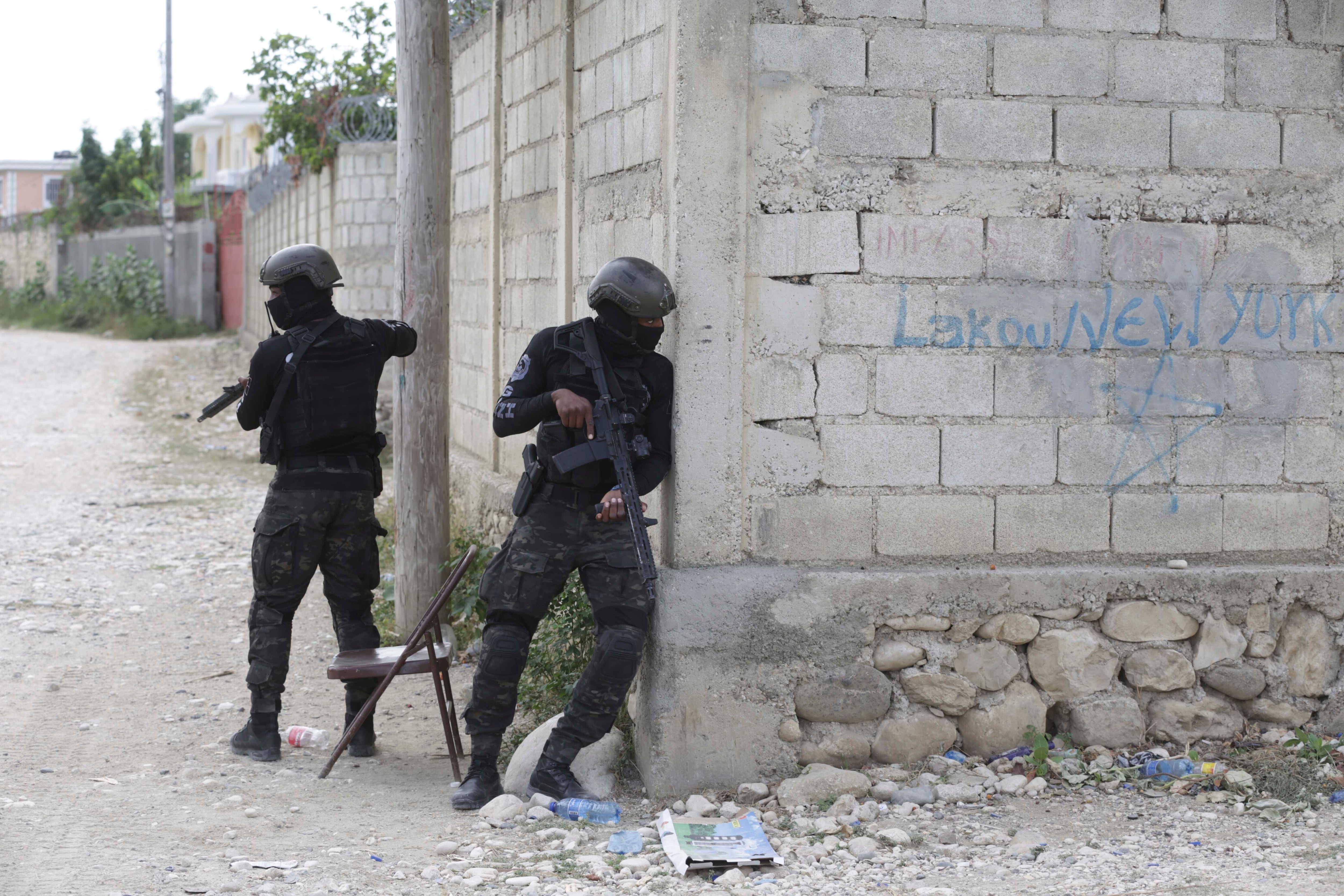 Patrulla de la Policía Nacional durante una operación antipandillas en el barrio Tabare de Port-au-Prince, Haití, el martes 25 de julio de 2023.