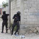 Patrulla de la Policía Nacional durante una operación antipandillas en el barrio Tabare de Port-au-Prince, Haití, el martes 25 de julio de 2023.