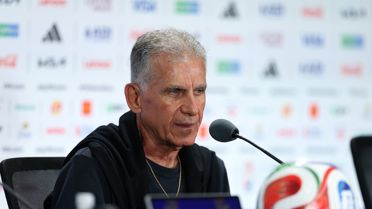 Carlos Queiroz hablando en rueda de prensa tras la derrota contra Colombia.
