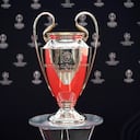 El trofeo se exhibe antes del sorteo de la fase de grupos de la Liga de Campeones de la UEFA 2023/24 en el Grimaldi Forum de Mónaco, el jueves 31 de agosto de 2013. (Foto AP/Daniel Cole)