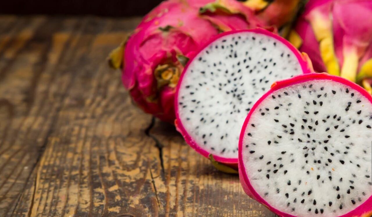 La pitaya es casi un tesoro desde el punto de vista nutricional debido a su alto contenido en antioxidantes, ácido ascórbico, fenoles, vitamina C, vitaminas del grupo B, entre otros.