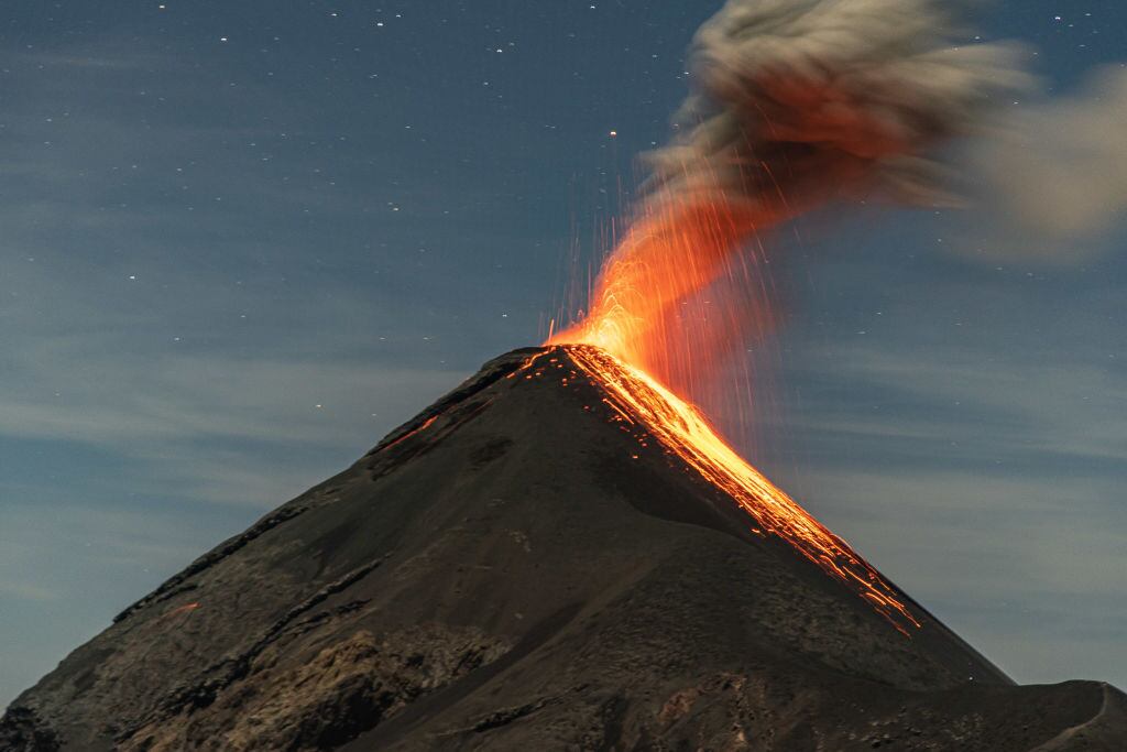 Volcan de Fuego en éruption le 4 avril 2023 au Guatemala. (Photo by Victor LOCHON/Gamma-Rapho via Getty Images)