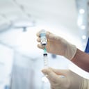 Según la autorización ASUE, la vacuna de Moderna estará disponible para mayores de 18 años con alto riesgo de complicaciones, que hayan recibido al menos la primera vacuna frente a la COVID- 19.