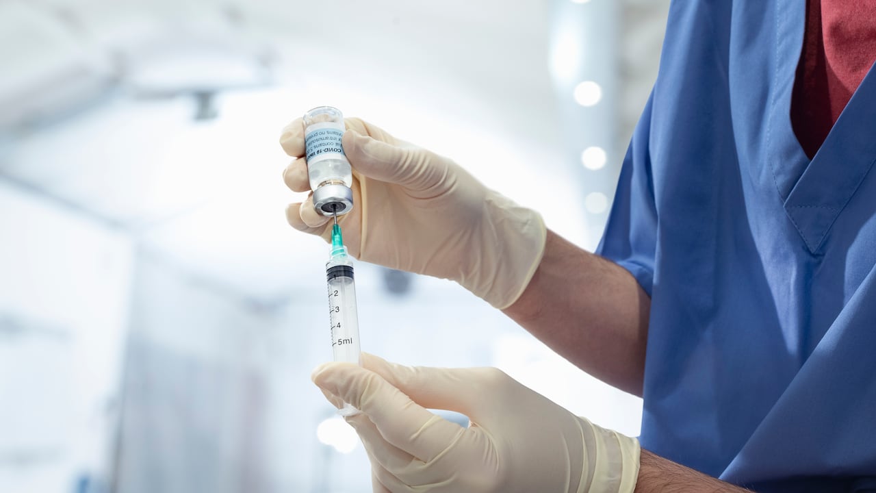 Según la autorización ASUE, la vacuna de Moderna estará disponible para mayores de 18 años con alto riesgo de complicaciones, que hayan recibido al menos la primera vacuna frente a la covid-19.