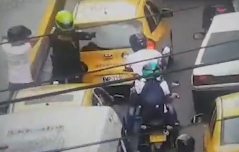 La Policía interceptó a los ladrones, pero estos emprendieron la huida.