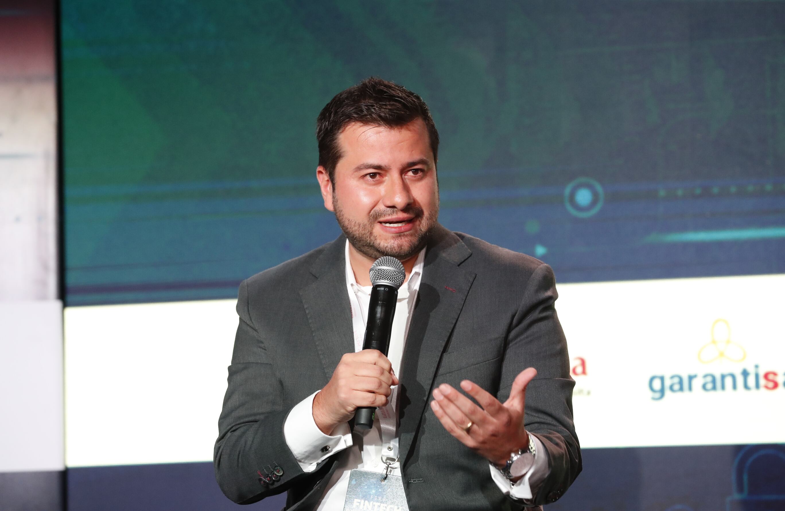 “Las fintechs están cambiando los servicios financieros al hacer más eficientes sus servicios y proveer a tenderos y empresas emergentes con capital para su crecimiento”: Javier Méndez, jefe de la Oficina de Innovación de Bancoldex.