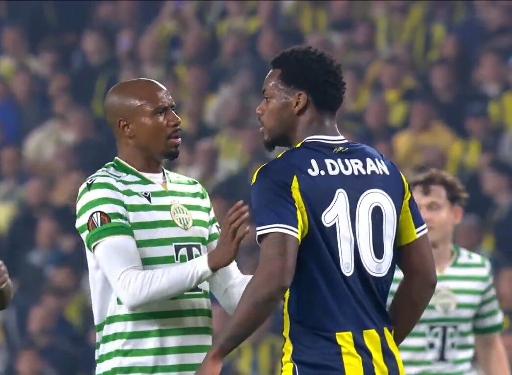Jhon Durán luego del golpe al central del Ferencváros en la Europa League.