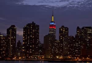 La ciudad de Nueva York se unió a la celebración del bicentenario de la independencia de Colombia con diversos actos, entre los que destacaron el encendido del Empire State Building con los colores de la bandera. El Empire, el edificio más alto de la Gran Manzana que suele "vestirse" de diversos colores para rendir homenaje a cantantes, eventos deportivos y celebraciones de toda índole, se iluminó con el amarillo, rojo y azul de la bandera colombiana. "El baño de luz del Empire State Building, uno de los edificios más altos del mundo, nos recuerda que hace 200 años nuestros próceres nos dieron la libertad", afirmó el cónsul colombiano en Nueva York, Francisco Noguera Rocha, en un comunicado de prensa.