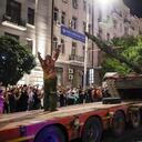 Miembros de la compañía militar Grupo Wagner cargan un tanque en un camión en una calle de Rostov en el Don, Rusia, el sábado 24 de junio de 2023, antes de abandonar una zona en el cuartel general del Distrito Militar Sur de Rusia. Las tropas de Yevgeny Prigozhin que se sumaron en un alzamiento no serán procesadas y no se les ofrecerán contratos en el Ministerio de Defensa, según dijo el portavoz del Kremlin Dmitry Peskov. Tras el anuncio del acuerdo el sábado, Prigozhin ordenó a sus tropas que detuvieran su avance hacia Moscú y se retirasen a campamentos en Ucrania, donde han combatido junto a las fuerzas rusas. (AP Foto)