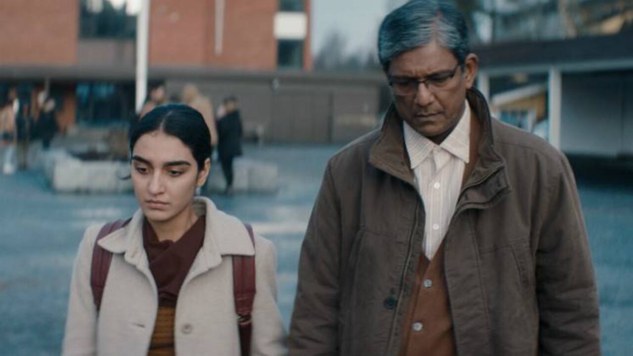 Nisha (Maria Mozhdah) la protagonista, junto a su padre Mirza (Adil Hussain), quienes llevan una historia compleja de amor.