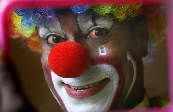 Biju Nair es el payaso principal del circo Rambo. En esa foto, se muestra cómo se arregla antes de su presentación en Mumbai, India. (AP)