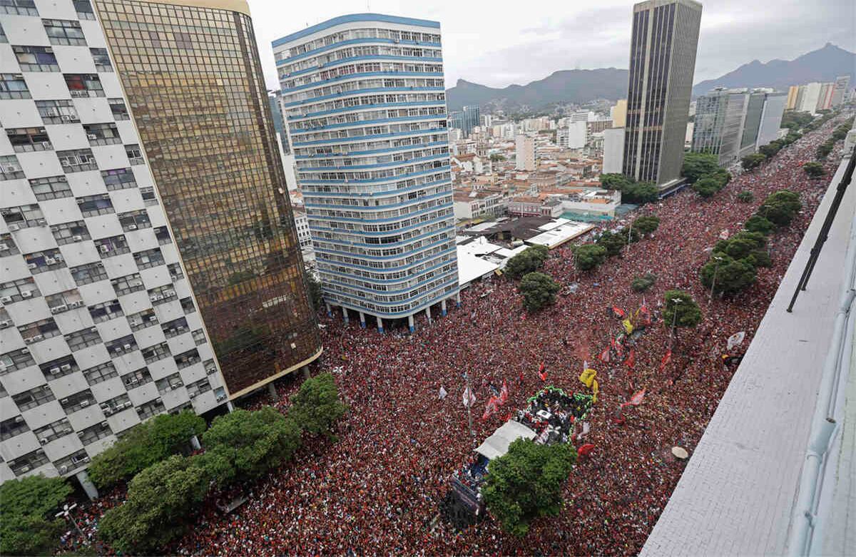 Los jugadores del Flamengo desfilan por las calles de Río de Janeiro, Brasil, el domingo 24 de noviembre de 2019. Flamengo venció a River Plate por 2-1 en la final de la Copa Libertadores, en Lima, ganando así su segundo título sudamericano. (Foto: AP / Silvia Izquierdo)