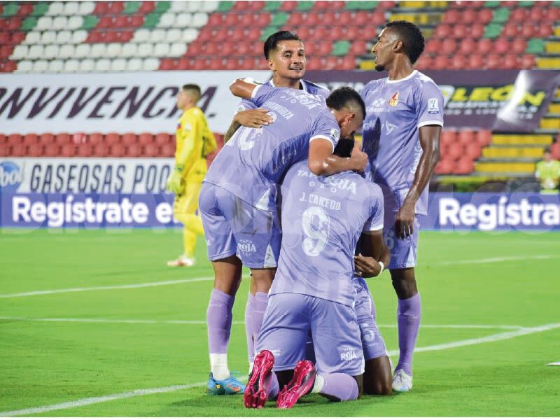 Deportes Tolima con su uniforme en apoyo a las víctimas del cáncer de seno