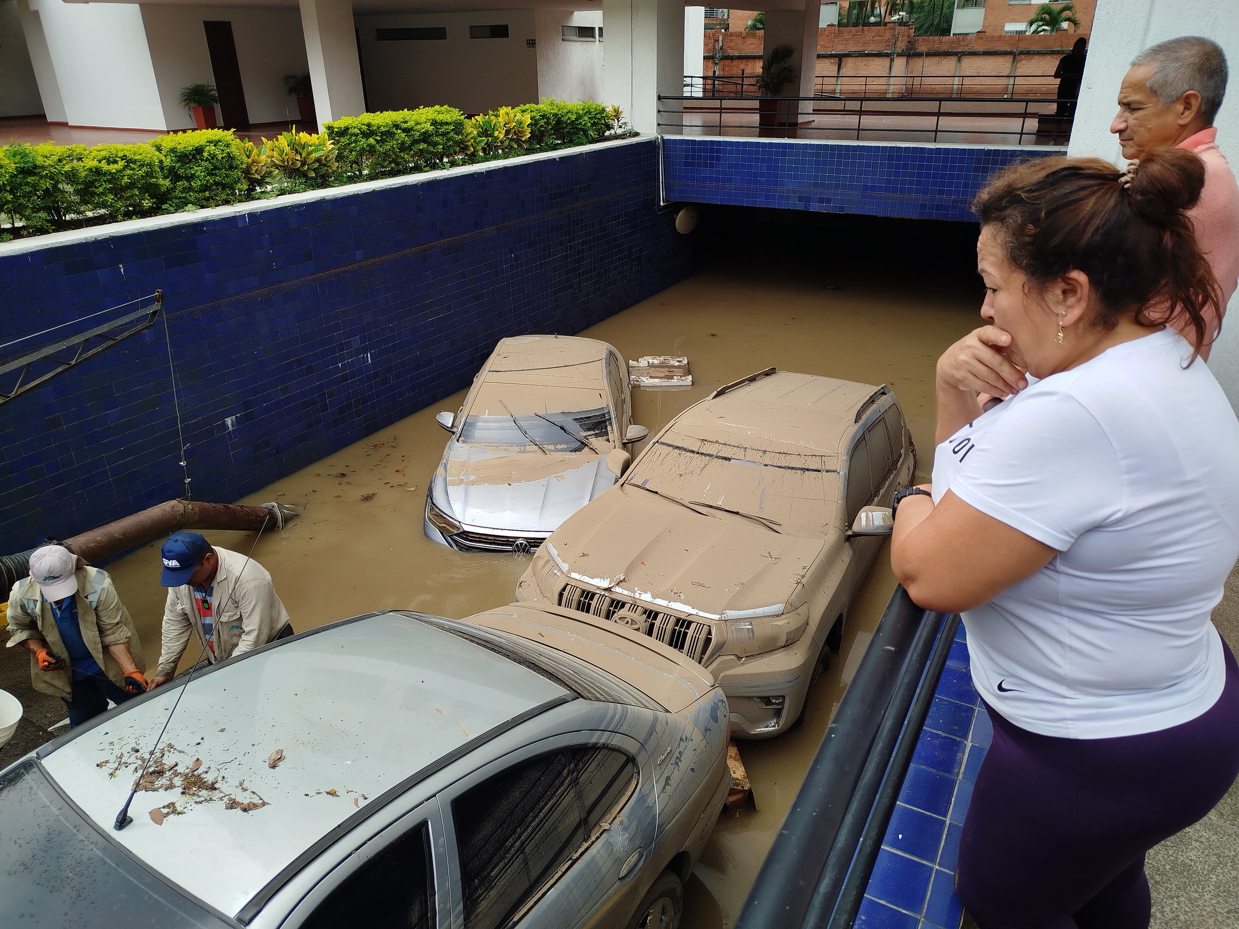 Cali: Daños ocasionados por fuerte aguacero, carros dañados. Foto Aymer Álvarez.