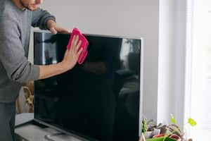 Las pantallas de los televisores modernos suelen sensibles al tacto.