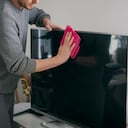 Las pantallas de los televisores modernos suelen sensibles al tacto.