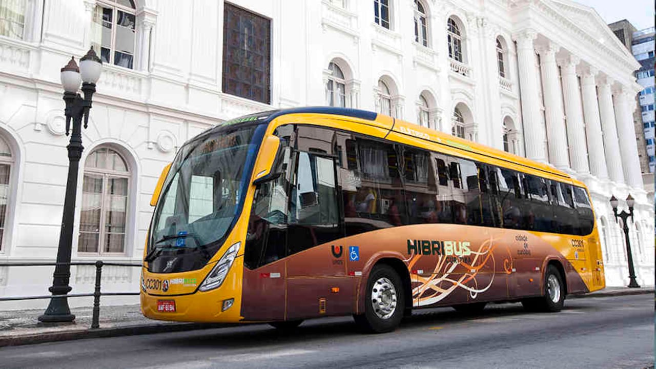 La ciudad de Curitiba, en Brasil, fue la primera del mundo en implementar el sistema de Buses de Tránsito Rápido (BRT).