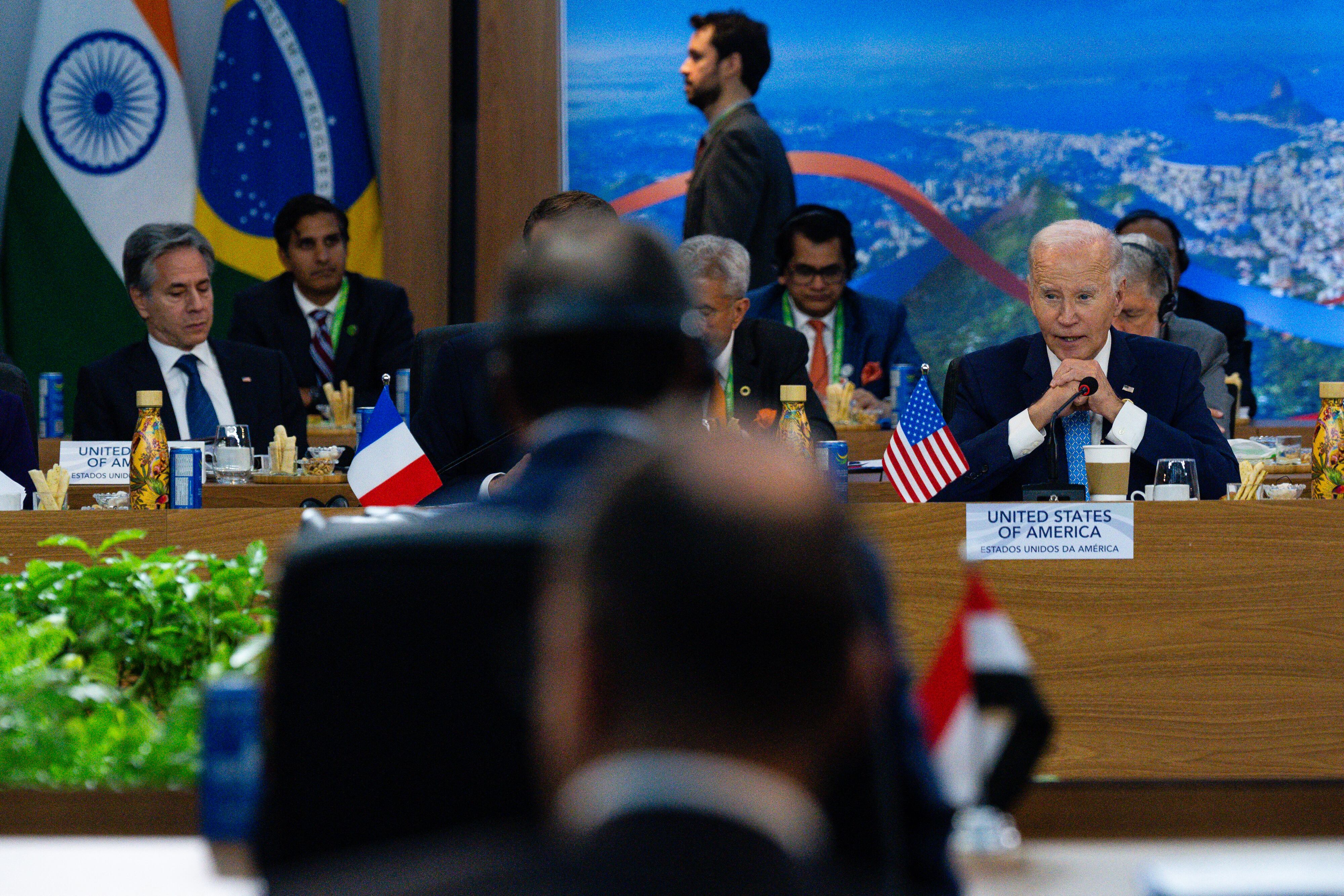 El presidente estadounidense Joe Biden (derecha) habla mientras el secretario de Estado estadounidense, Antony Blinken (izq.), observa durante el lanzamiento del Grupo de Trabajo para una Alianza Global contra el Hambre y la Pobreza en Río de Janeiro, al margen de la Cumbre del G20, el 18 de noviembre. , 2024. (Foto de ERIC LEE / POOL / AFP)