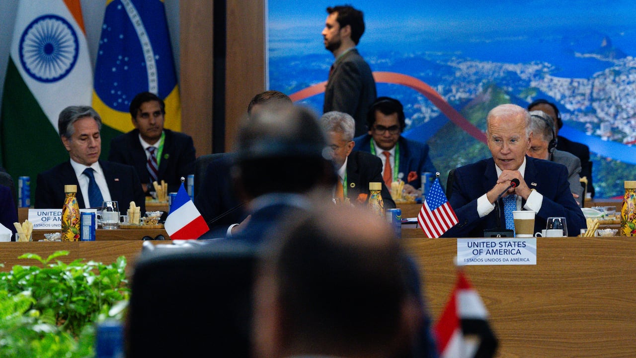El presidente estadounidense Joe Biden (derecha) habla mientras el secretario de Estado estadounidense, Antony Blinken (izq.), observa durante el lanzamiento del Grupo de Trabajo para una Alianza Global contra el Hambre y la Pobreza en Río de Janeiro, al margen de la Cumbre del G20, el 18 de noviembre. , 2024. (Foto de ERIC LEE / POOL / AFP)