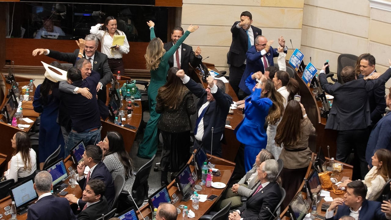 Celebración de congresistas tras el triunfo de Honorio Henríquez como presidente del Senado, el 20 de julio de 2026, en Bogotá.