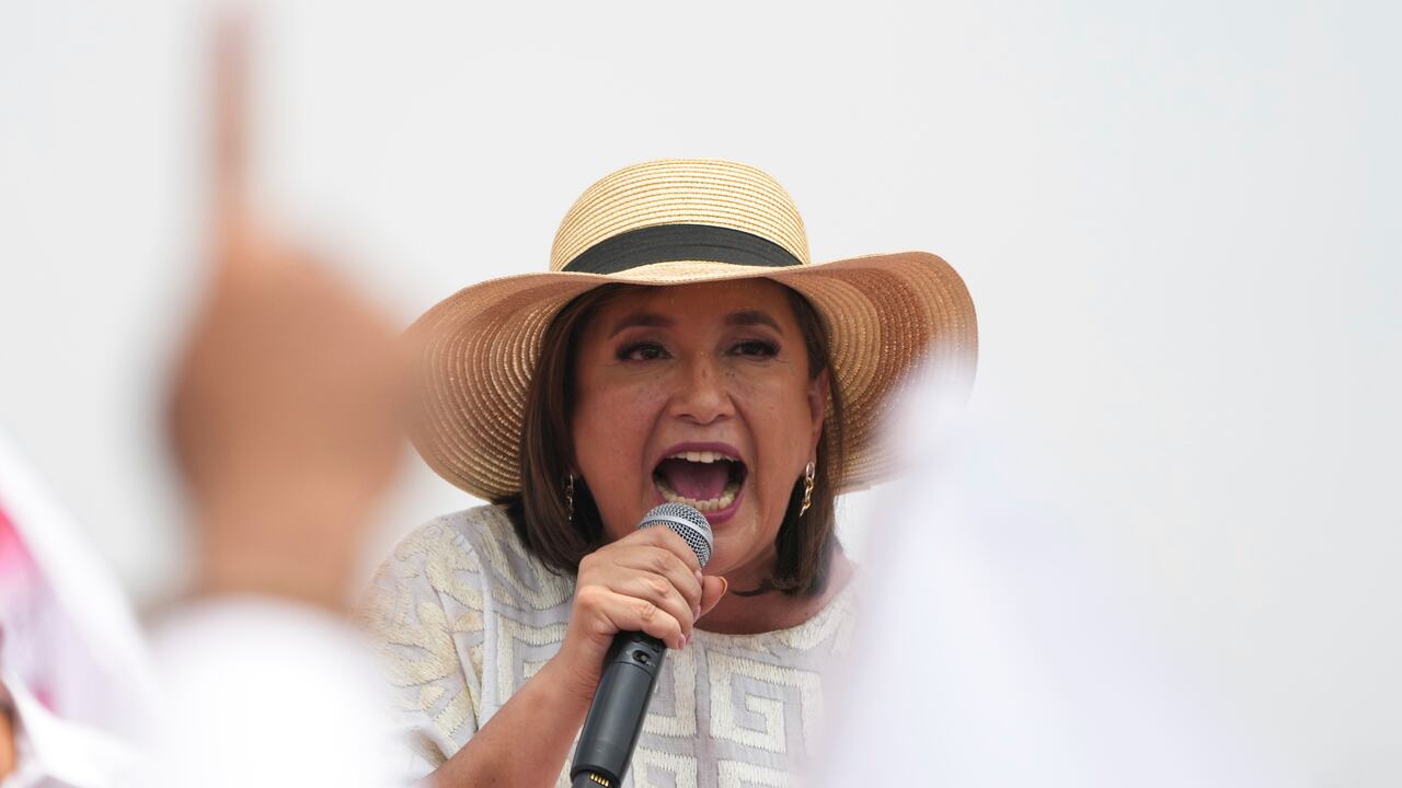 La candidata presidencial de oposición, Xóchitl Gálvez, habla en su mitin de cierre de campaña en Los Reyes la Paz, en el Estado de México, el miércoles 29 de mayo de 2024. (AP Foto/Fernando Llano)