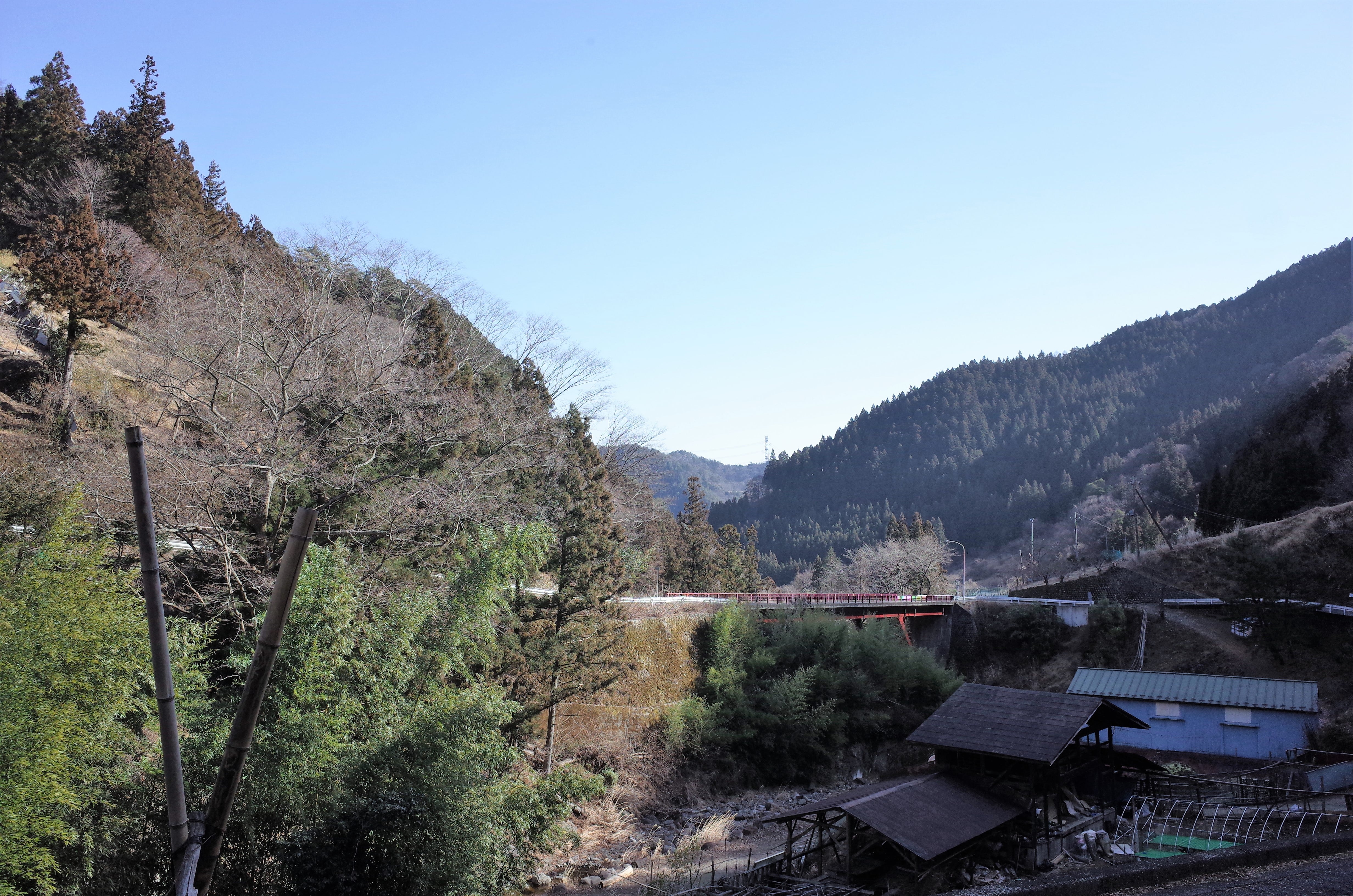 Paisaje de montaña y campo, puente, pueblo de montaña y cielo azul en Nanmoku, Gunma, Japón