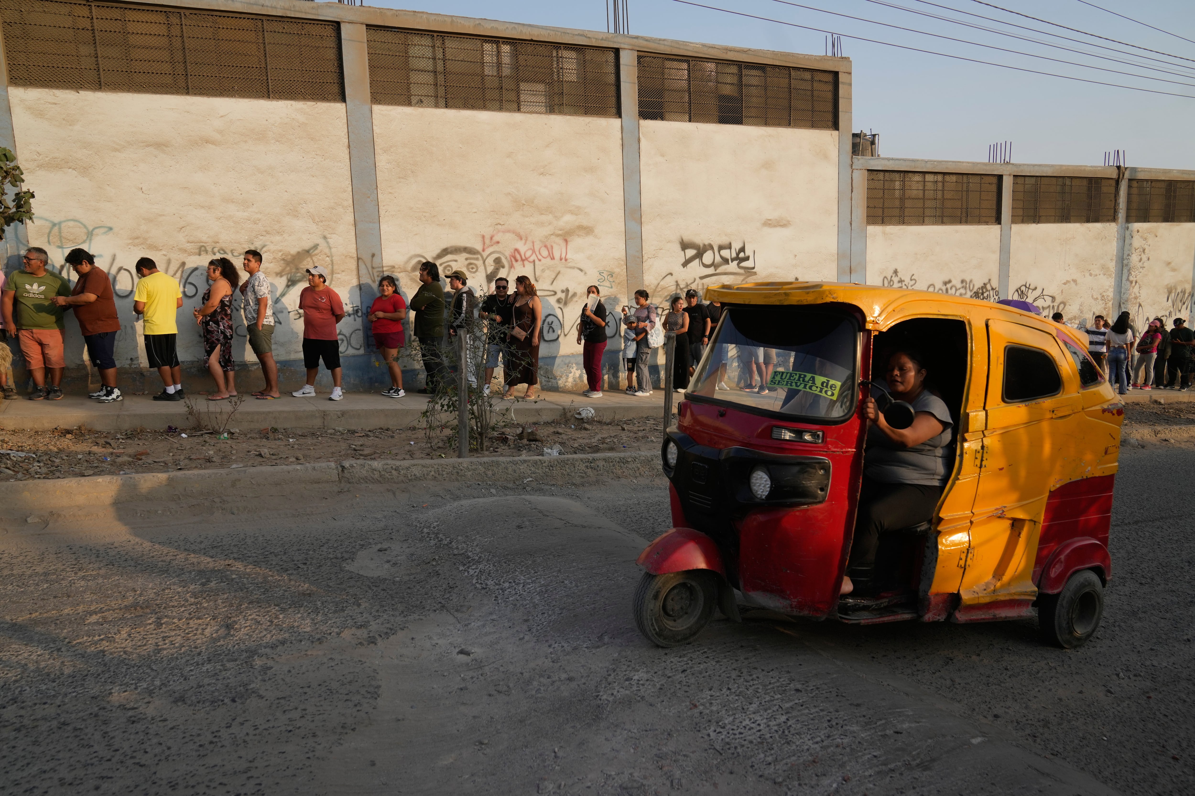 Los votantes hacen cola en un colegio electoral durante las elecciones generales celebradas en Lima, Perú.