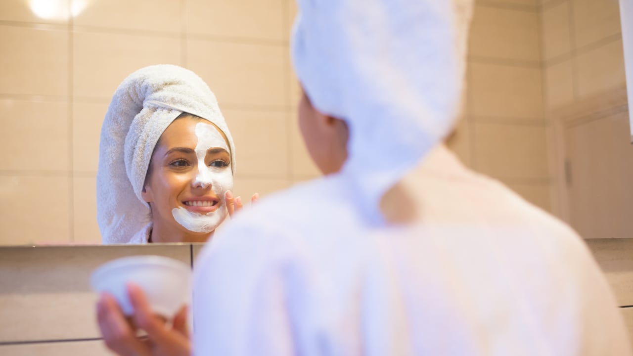 Las mascarillas faciales suelen estar compuestas de diferentes ingredientes y uno de ellos es el bicarbonato de sodio.