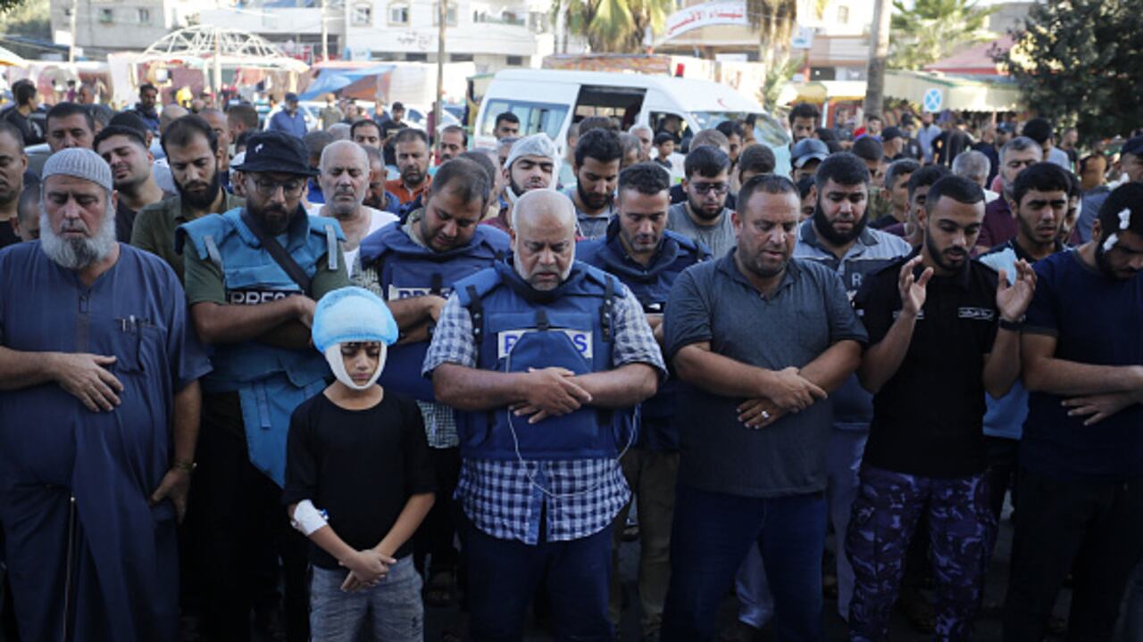 Se trató de un "ataque deliberado" procedente de la frontera israelí contra un grupo de periodistas de varias agencias internacionales. (Foto de Ashraf Amra/Anadolu vía Getty Images)