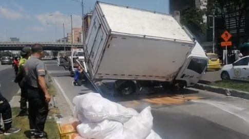 Después de casi una hora, las autoridades lograron levantar el camión que se volcó sobre la Autopista Norte.