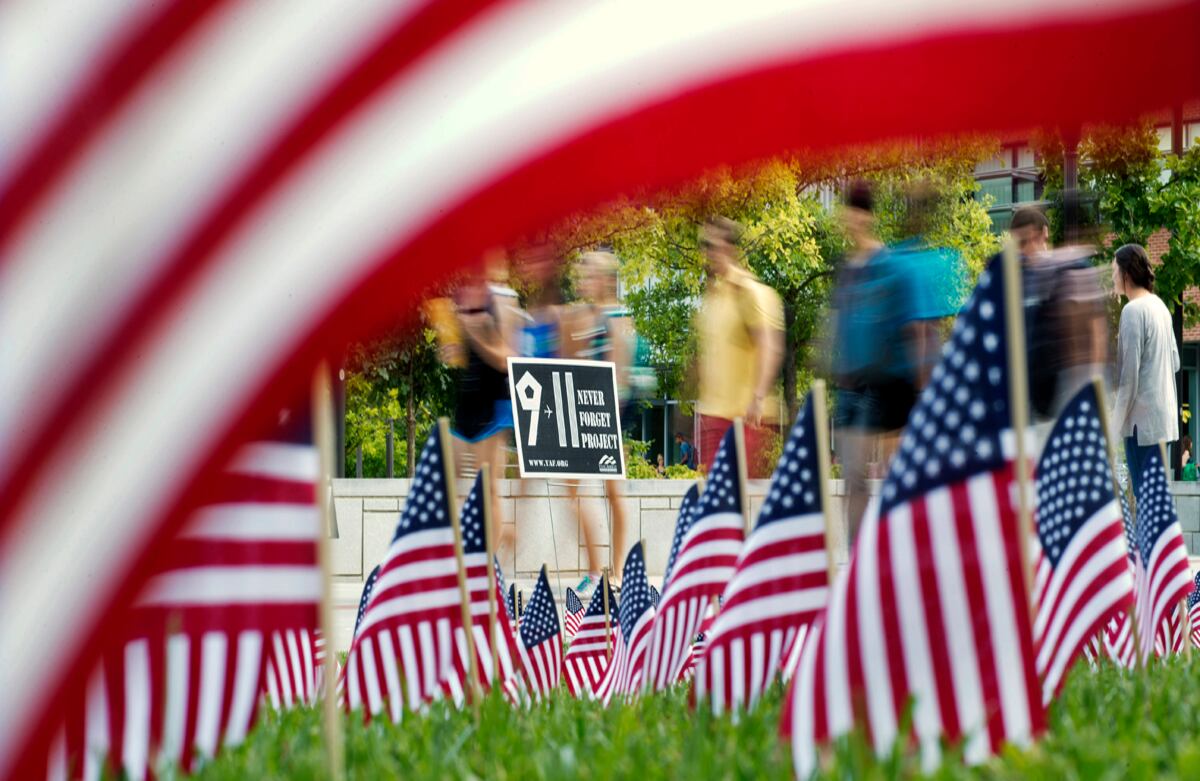 En total unas 3.000 banderas representan cada vida perdida durante los ataques del once de septiembre de 2001, en una acto que conmemora esta fecha. (AP)