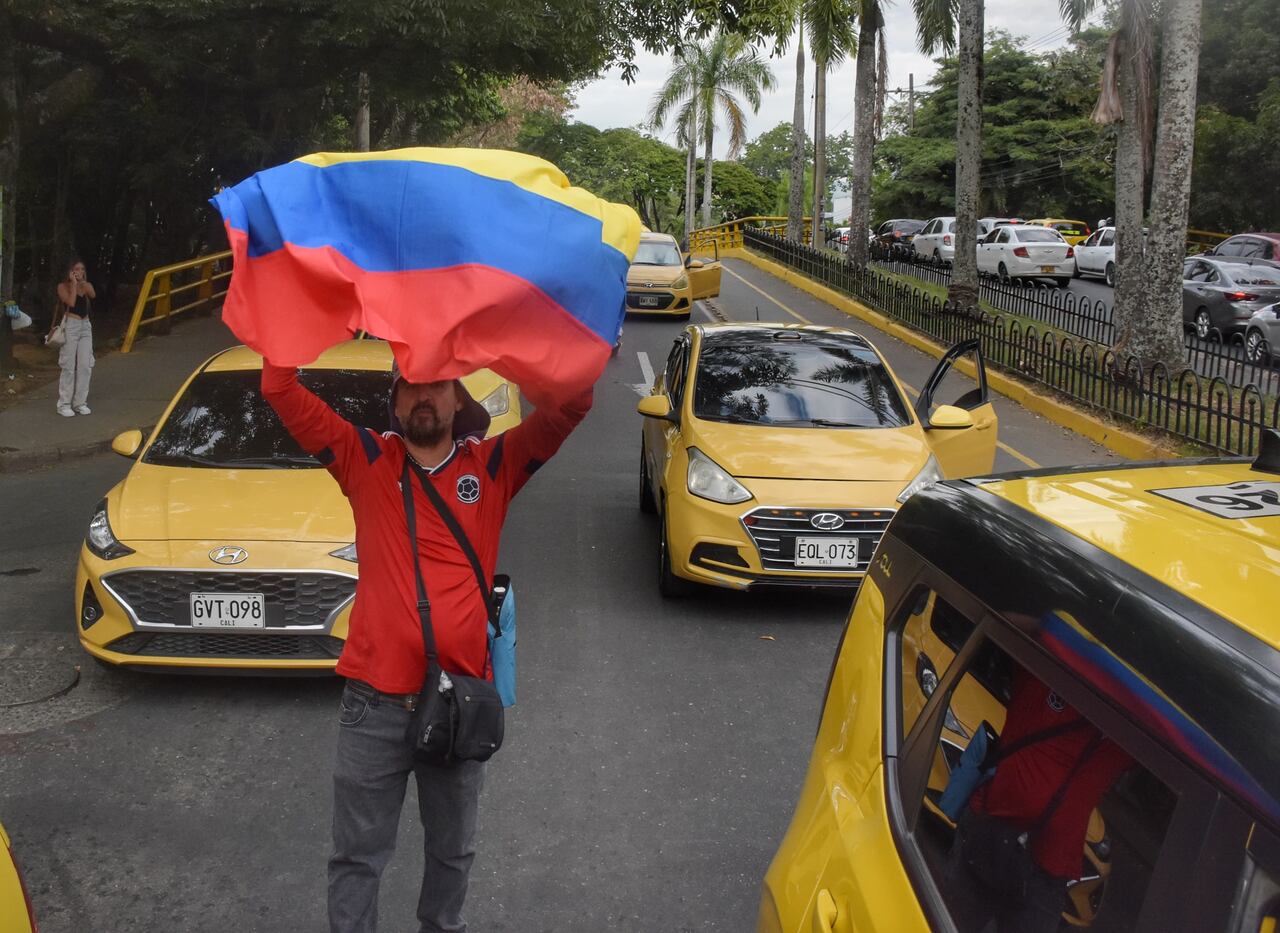 Operación tortuga y protesta de taxistas en el sur de Cali avenida cañas gordas