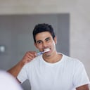Es importante usar hilo dental para limpiar muy bien los dientes.