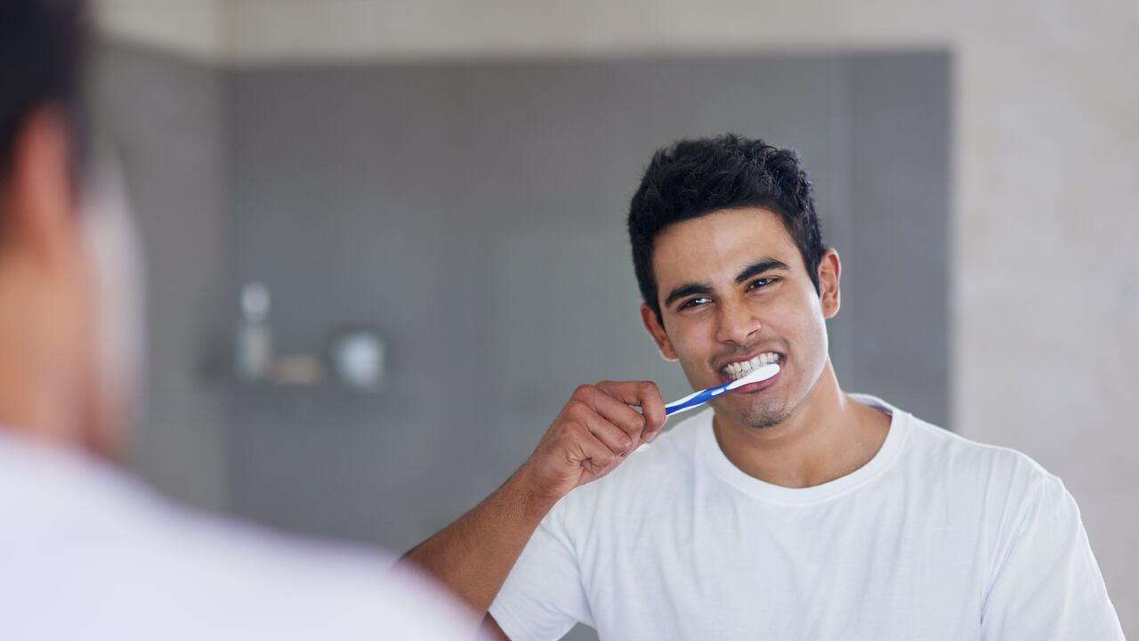 Es importante usar hilo dental para limpiar muy bien los dientes.