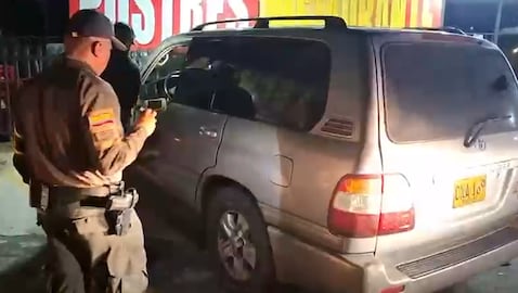 Policía incautó marihuana en Cundinamarca en una camioneta gemeleada y con placas oficiales.