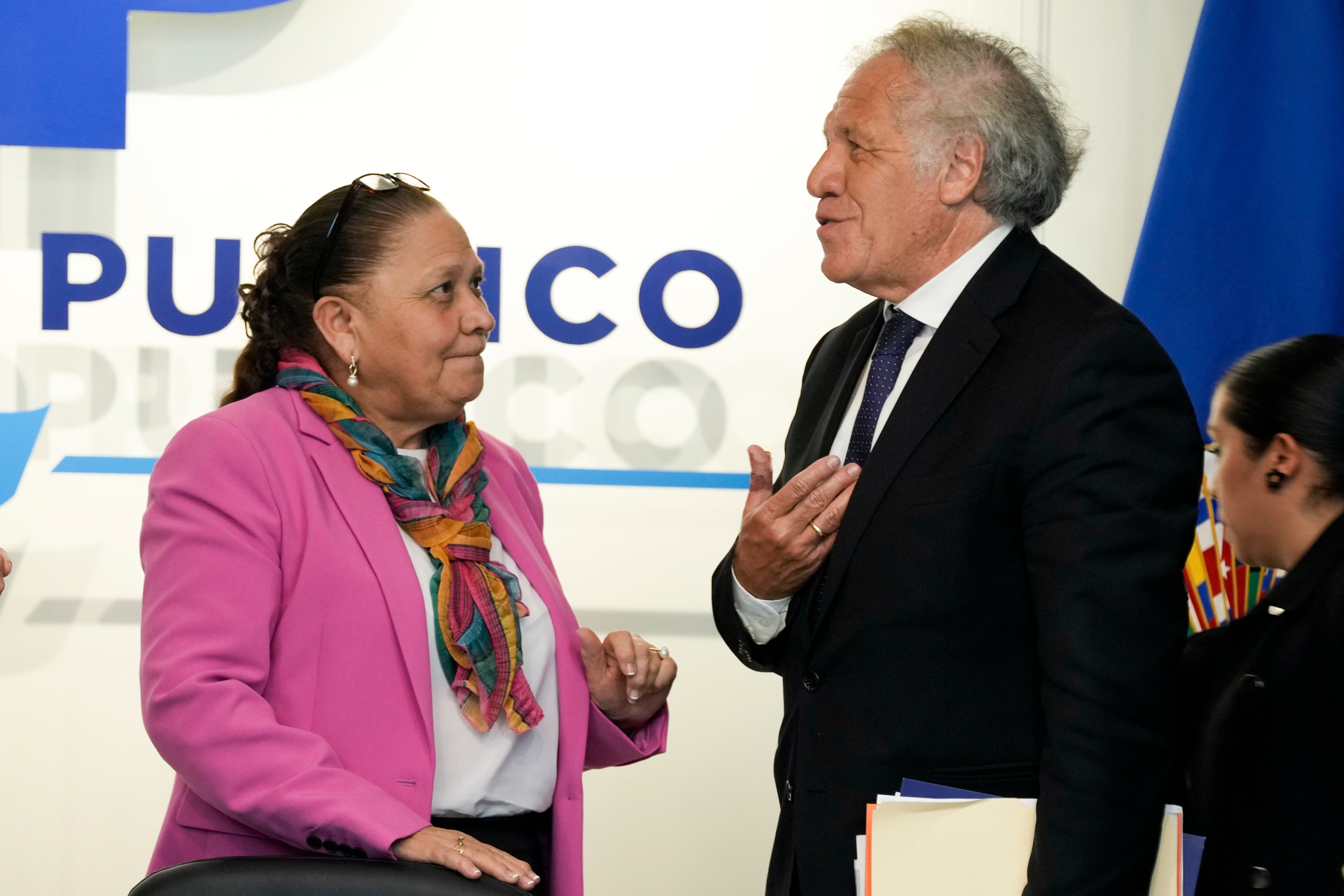 La Fiscal General de Guatemala, Consuelo Porras, conversa con el Secretario General de la OEA, Luis Almagro, después de una reunión en la Ciudad de Guatemala, el martes 5 de septiembre de 2023. Almagro se encuentra en Guatemala para participar en las primeras reuniones de sucesión presidencial antes de la toma de posesión del presidente electo Bernardo.